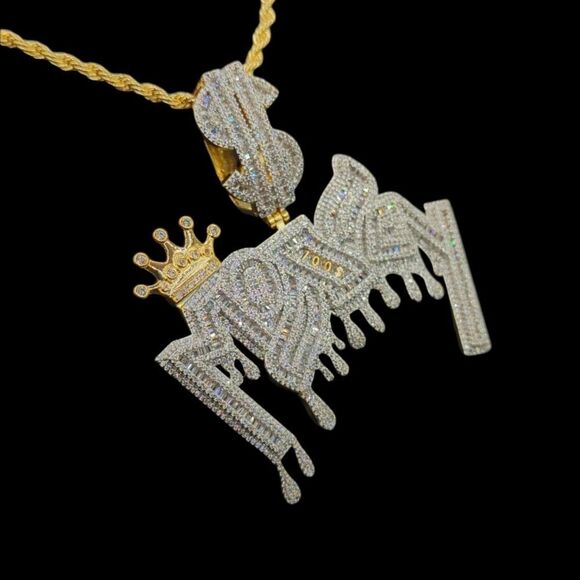 14K Bi-Color Finish Crown Money - Free 24" x 3mm Rope Chain. - Picture 2 of 8